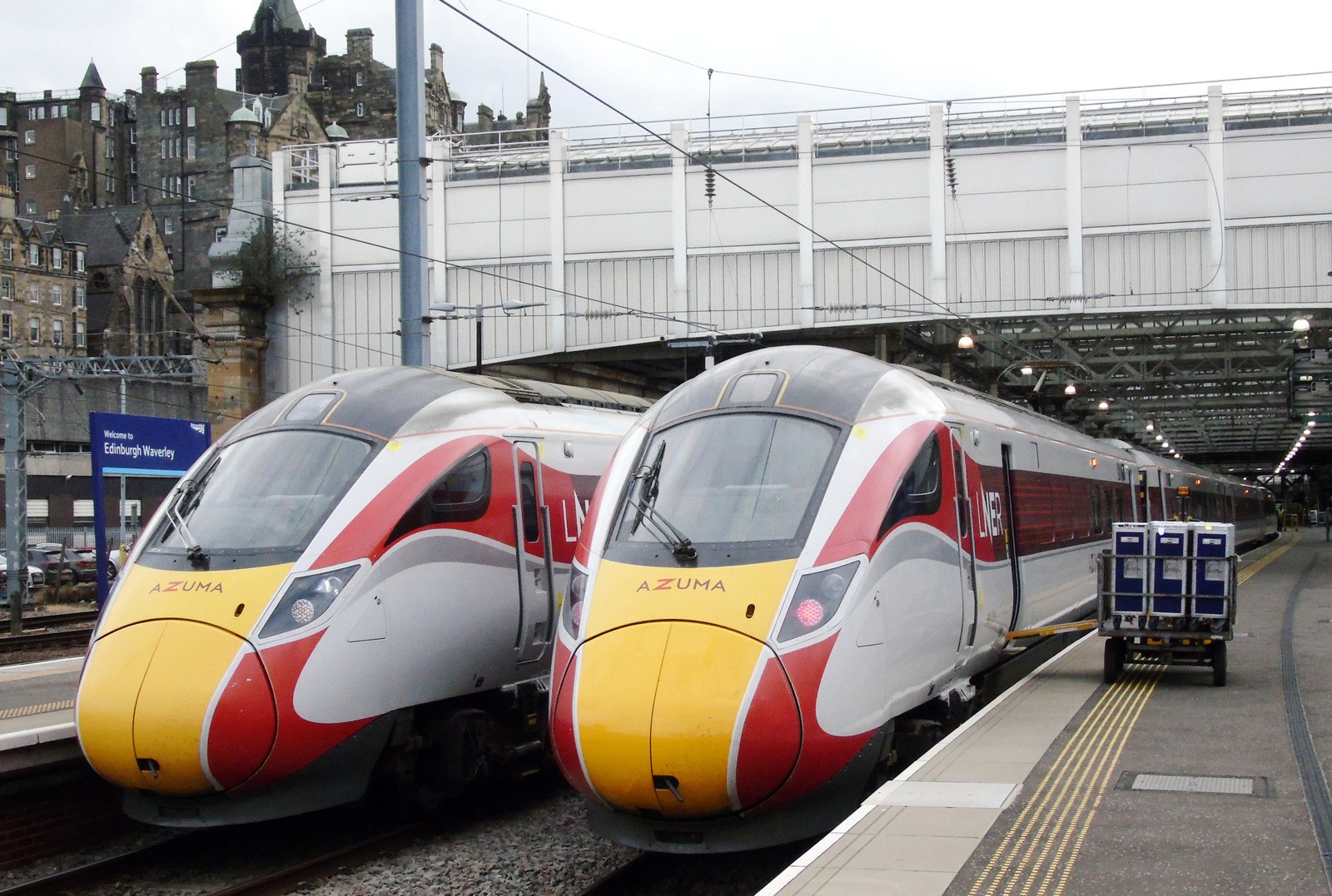 Trains at Edinburgh Waverley railway station