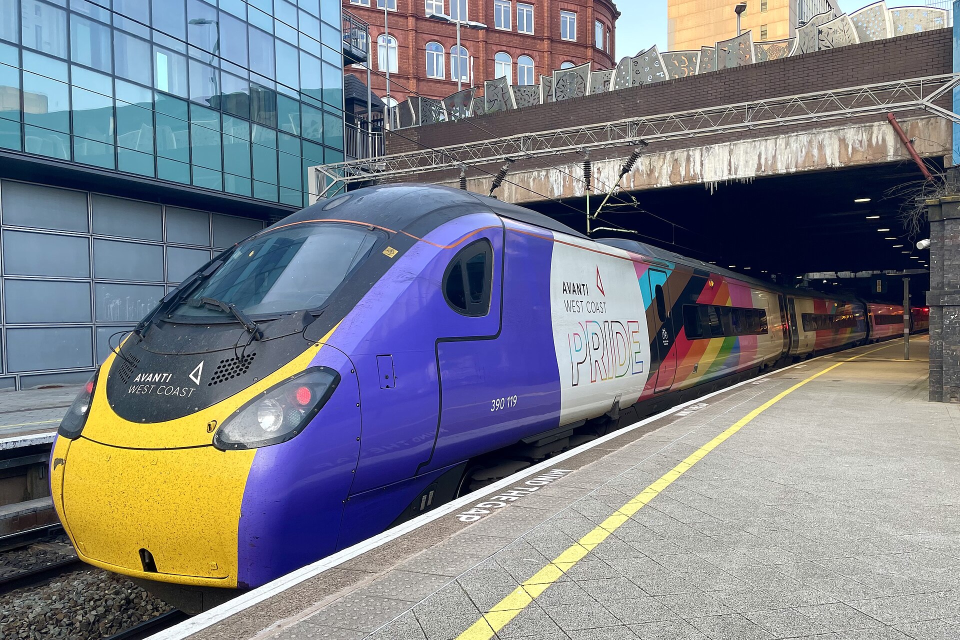 A Avanti West Coast train in its A distinctive modern livery livery β how to recognise the operator