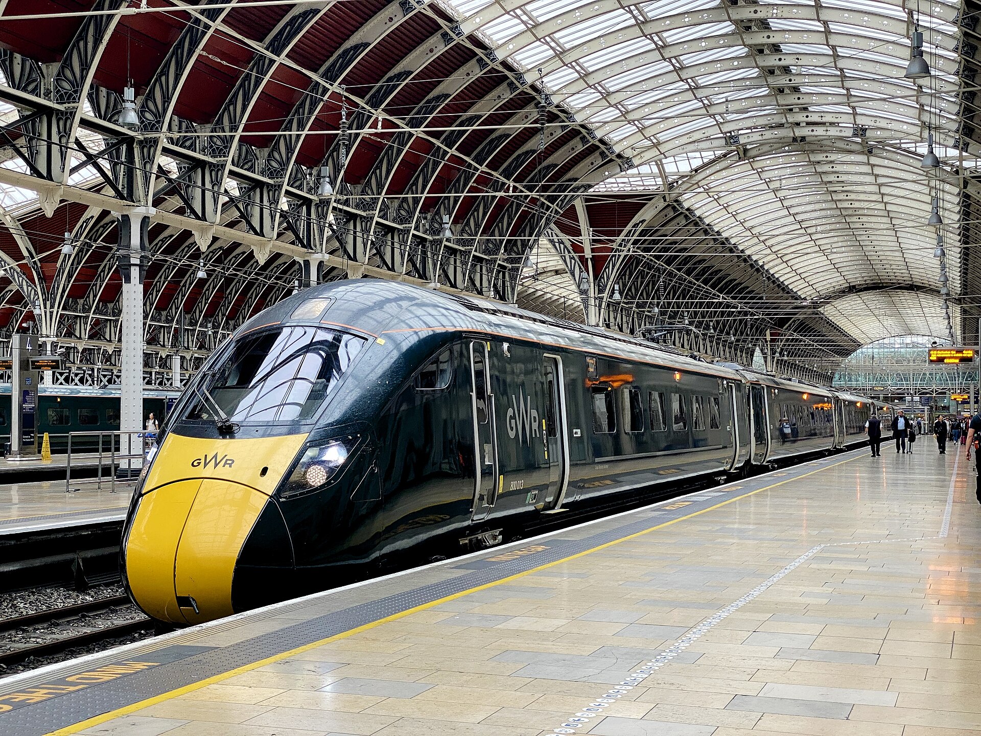 A Great Western Railway train in its Dark green livery โ how to recognise the operator