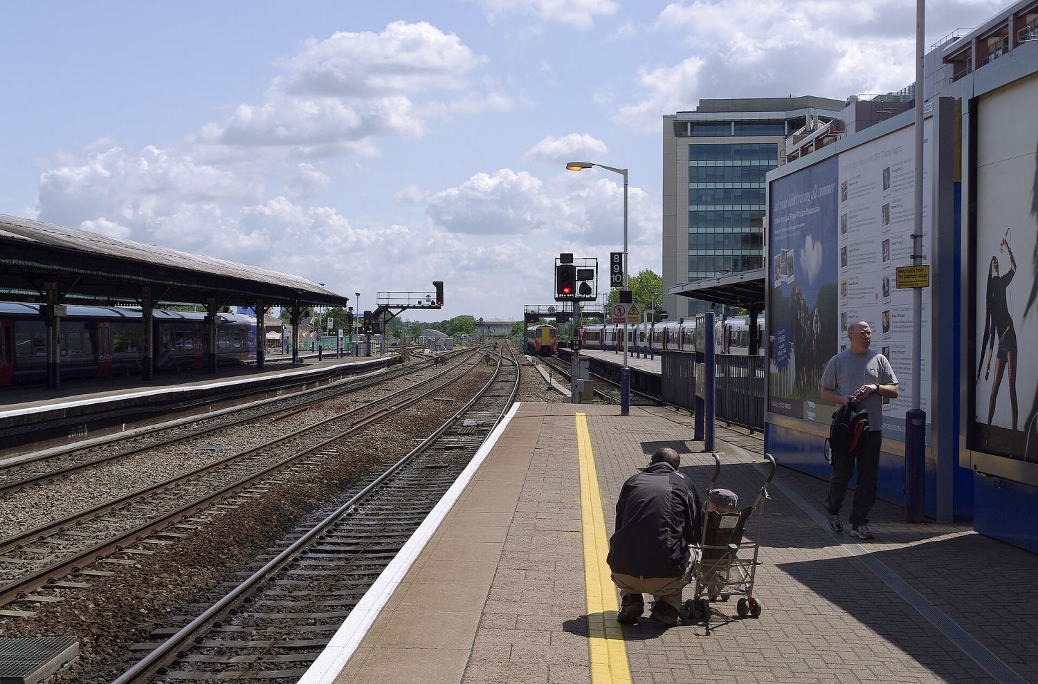 Trains at Reading railway station